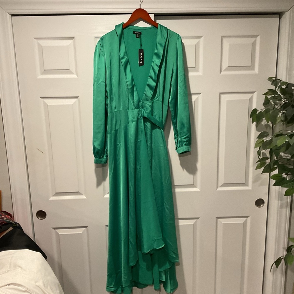NWT Boohoo Green Satin Wrap Belted Maxi Dress Robe Long Sleeve Y2K sz 14